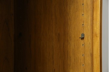 アメリカヴィンテージ　DREXEL HERITAGE(ドレクセルヘリテイジ)　端正な佇まいですっきりとした印象の縦型シェルフ　(R-085296)