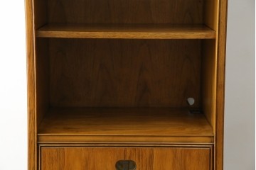 アメリカヴィンテージ　DREXEL HERITAGE(ドレクセルヘリテイジ)　端正な佇まいですっきりとした印象の縦型シェルフ　(R-085296)