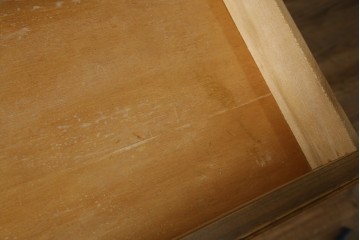 アメリカヴィンテージ　DREXEL HERITAGE(ドレクセルヘリテイジ)　端正な佇まいですっきりとした印象の縦型シェルフ　(R-085296)