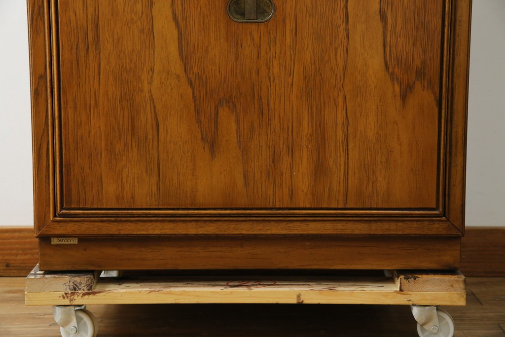 アメリカヴィンテージ　DREXEL HERITAGE(ドレクセルヘリテイジ)　端正な佇まいですっきりとした印象の縦型シェルフ　(R-085296)