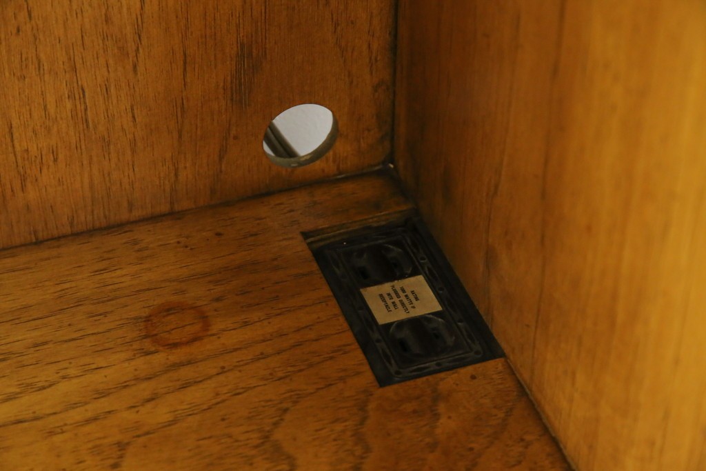 アメリカヴィンテージ　DREXEL HERITAGE(ドレクセルヘリテイジ)　端正な佇まいですっきりとした印象の縦型シェルフ　(R-085296)