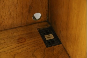 アメリカヴィンテージ　DREXEL HERITAGE(ドレクセルヘリテイジ)　端正な佇まいですっきりとした印象の縦型シェルフ　(R-085296)