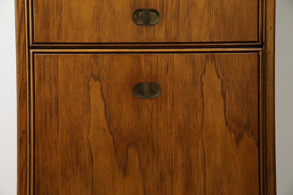 アメリカヴィンテージ　DREXEL HERITAGE(ドレクセルヘリテイジ)　端正な佇まいですっきりとした印象の縦型シェルフ　(R-085296)