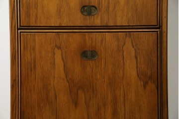 アメリカヴィンテージ　DREXEL HERITAGE(ドレクセルヘリテイジ)　端正な佇まいですっきりとした印象の縦型シェルフ　(R-085296)