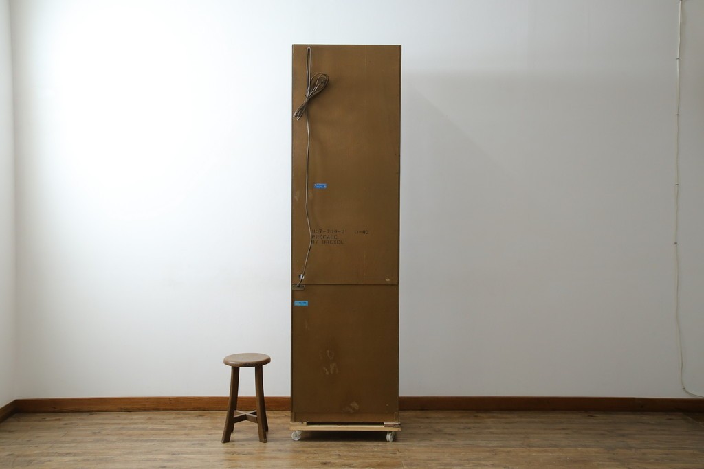 アメリカヴィンテージ　DREXEL HERITAGE(ドレクセルヘリテイジ)　端正な佇まいですっきりとした印象の縦型シェルフ　(R-085296)