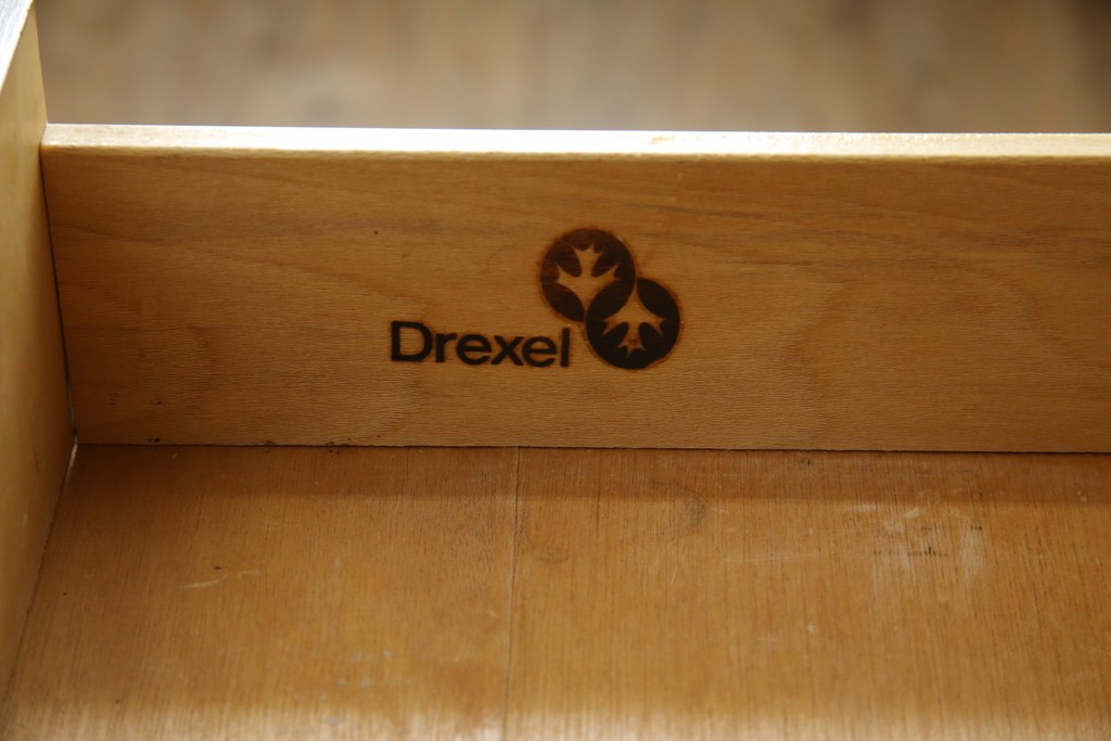 アメリカヴィンテージ　DREXEL HERITAGE(ドレクセルヘリテイジ)　端正な佇まいですっきりとした印象の縦型シェルフ　(R-085296)