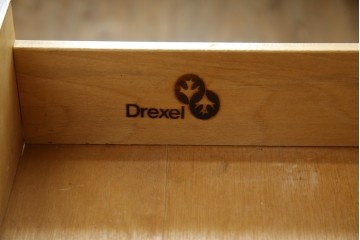 アメリカヴィンテージ　DREXEL HERITAGE(ドレクセルヘリテイジ)　端正な佇まいですっきりとした印象の縦型シェルフ　(R-085296)