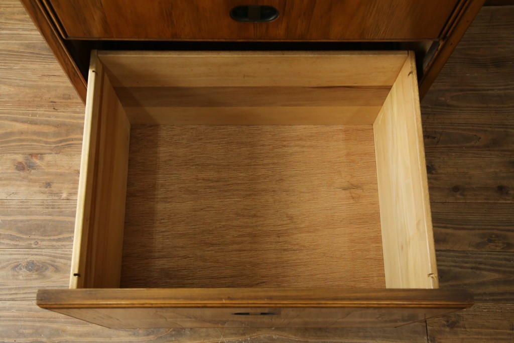 アメリカヴィンテージ　DREXEL HERITAGE(ドレクセルヘリテイジ)　端正な佇まいですっきりとした印象の縦型シェルフ　(R-085296)