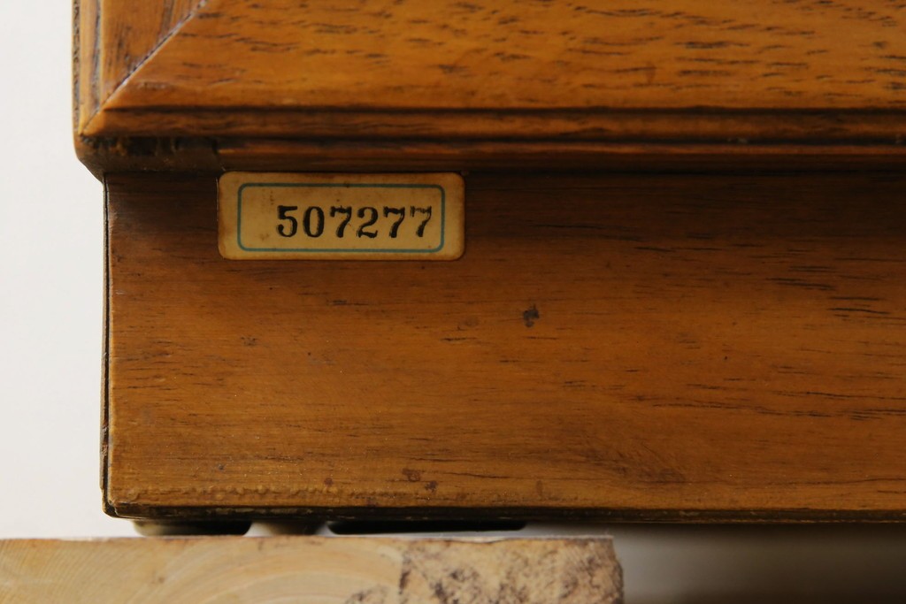 アメリカヴィンテージ　DREXEL HERITAGE(ドレクセルヘリテイジ)　端正な佇まいですっきりとした印象の縦型シェルフ　(R-085296)