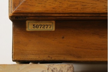 アメリカヴィンテージ　DREXEL HERITAGE(ドレクセルヘリテイジ)　端正な佇まいですっきりとした印象の縦型シェルフ　(R-085296)