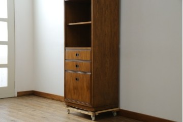 アメリカヴィンテージ　DREXEL HERITAGE(ドレクセルヘリテイジ)　端正な佇まいですっきりとした印象の縦型シェルフ　(R-085296)