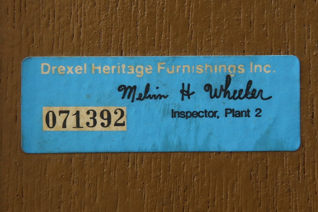 アメリカヴィンテージ　DREXEL HERITAGE(ドレクセルヘリテイジ)　端正な佇まいですっきりとした印象の縦型シェルフ　(R-085296)