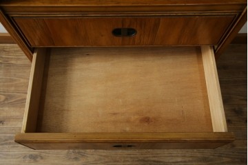 アメリカヴィンテージ　DREXEL HERITAGE(ドレクセルヘリテイジ)　端正な佇まいですっきりとした印象の縦型シェルフ　(R-085296)