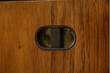 アメリカヴィンテージ　DREXEL HERITAGE(ドレクセルヘリテイジ)　端正な佇まいですっきりとした印象の縦型シェルフ　(R-085296)