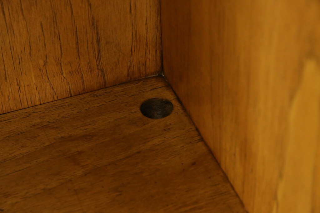 アメリカヴィンテージ　DREXEL HERITAGE(ドレクセルヘリテイジ)　端正な佇まいですっきりとした印象の縦型シェルフ　(R-085296)