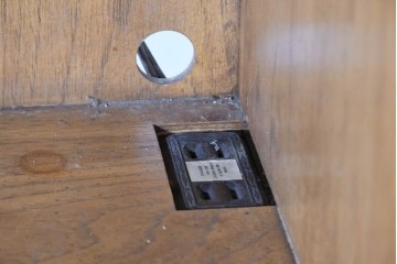 アメリカヴィンテージ　DREXEL HERITAGE(ドレクセルヘリテイジ)　端正な佇まいですっきりとした印象の縦型シェルフ　(R-085296)