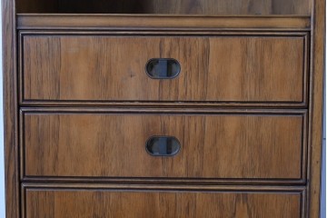 アメリカヴィンテージ　DREXEL HERITAGE(ドレクセルヘリテイジ)　端正な佇まいですっきりとした印象の縦型シェルフ　(R-085296)