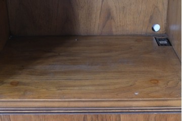 アメリカヴィンテージ　DREXEL HERITAGE(ドレクセルヘリテイジ)　端正な佇まいですっきりとした印象の縦型シェルフ　(R-085296)