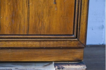 アメリカヴィンテージ　DREXEL HERITAGE(ドレクセルヘリテイジ)　端正な佇まいですっきりとした印象の縦型シェルフ　(R-085296)