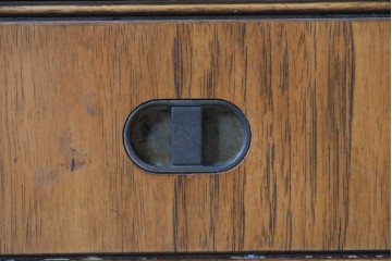 アメリカヴィンテージ　DREXEL HERITAGE(ドレクセルヘリテイジ)　端正な佇まいですっきりとした印象の縦型シェルフ　(R-085296)