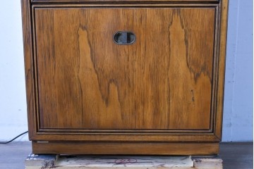 アメリカヴィンテージ　DREXEL HERITAGE(ドレクセルヘリテイジ)　端正な佇まいですっきりとした印象の縦型シェルフ　(R-085296)