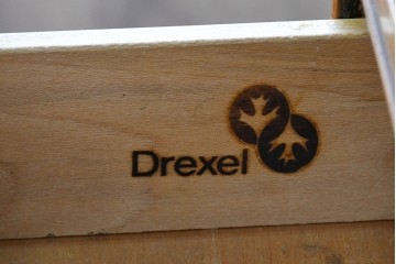 アメリカヴィンテージ　DREXEL HERITAGE(ドレクセルヘリテイジ)　端正な佇まいですっきりとした印象の縦型シェルフ　(R-085296)