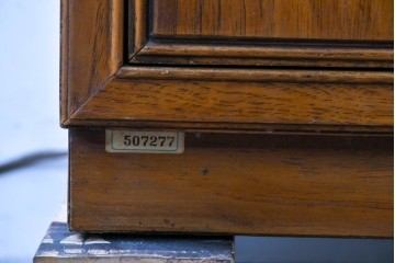 アメリカヴィンテージ　DREXEL HERITAGE(ドレクセルヘリテイジ)　端正な佇まいですっきりとした印象の縦型シェルフ　(R-085296)