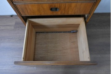 アメリカヴィンテージ　DREXEL HERITAGE(ドレクセルヘリテイジ)　端正な佇まいですっきりとした印象の縦型シェルフ　(R-085296)