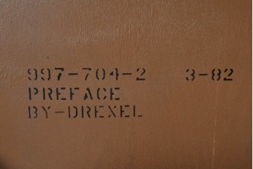 アメリカヴィンテージ　DREXEL HERITAGE(ドレクセルヘリテイジ)　端正な佇まいですっきりとした印象の縦型シェルフ　(R-085296)