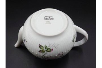 フランス　 LIMOGES(リモージュ) 　Georges Boyer(ジョルジュ・ボワイエ)　 Eglantine(エグラン)　花の図柄が優雅なポット・クリーマー・シュガーポットセット　 (R-085300)