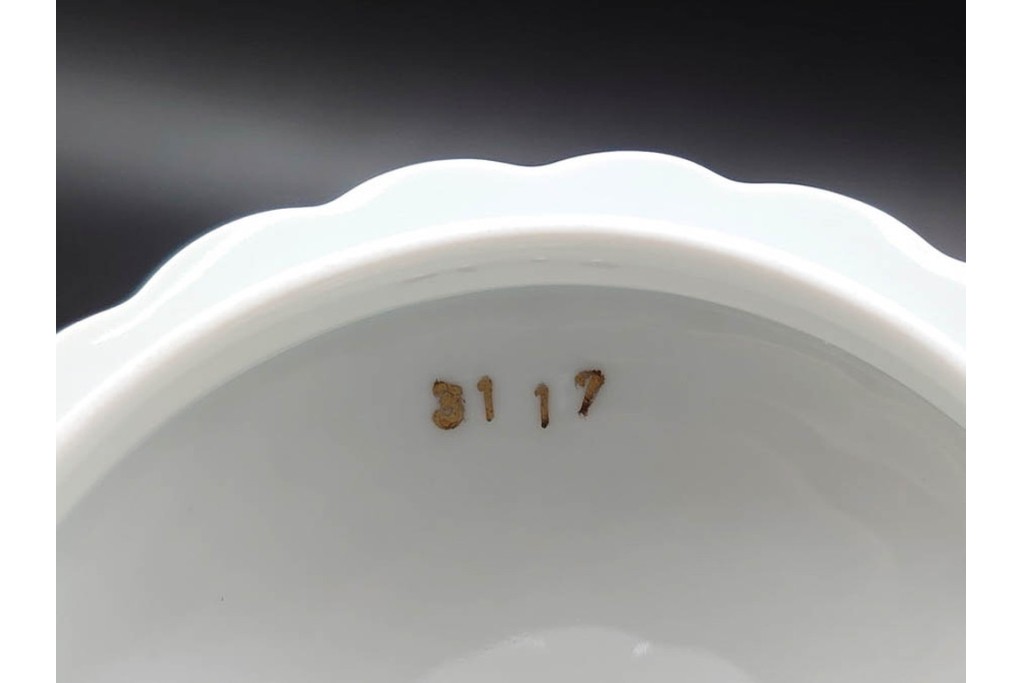 フランス　 LIMOGES(リモージュ) 　Georges Boyer(ジョルジュ・ボワイエ)　 Eglantine(エグラン)　花の図柄が優雅なポット・クリーマー・シュガーポットセット　 (R-085300)