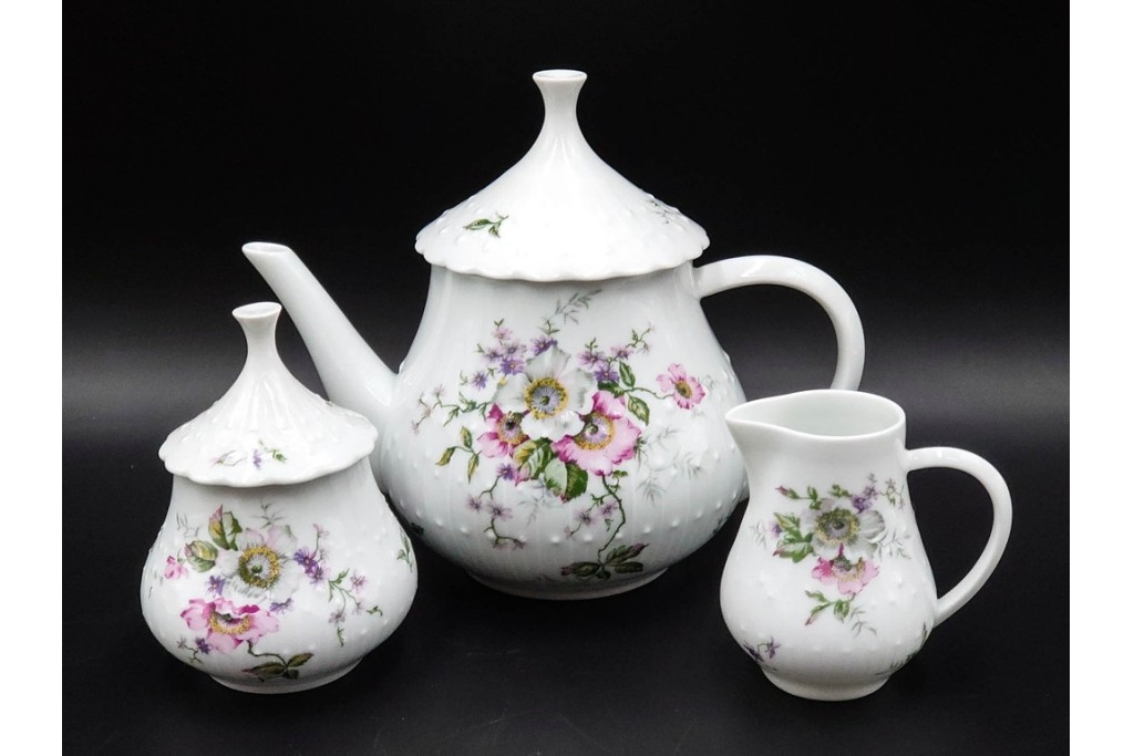 フランス　 LIMOGES(リモージュ) 　Georges Boyer(ジョルジュ・ボワイエ)　 Eglantine(エグラン)　花の図柄が優雅なポット・クリーマー・シュガーポットセット　 (R-085300)