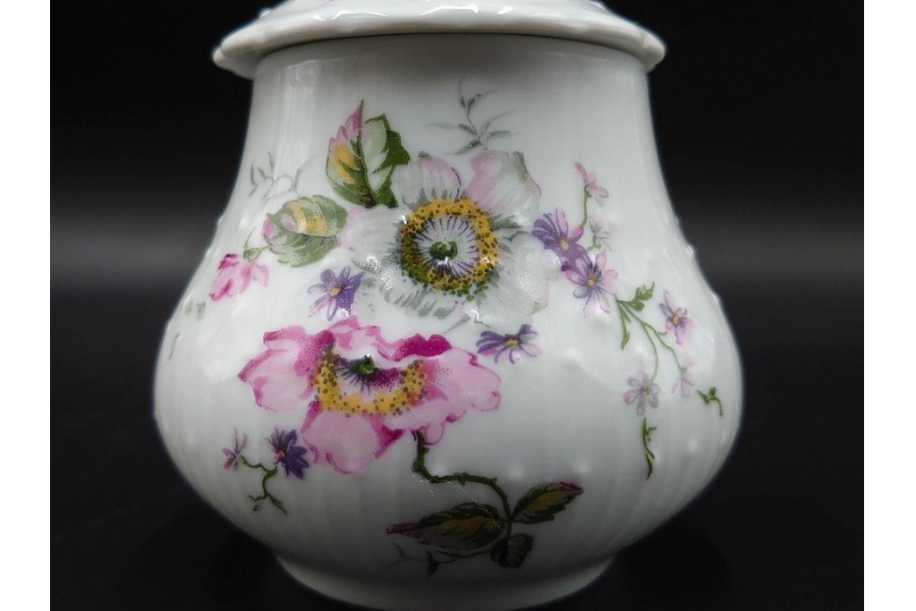 フランス　 LIMOGES(リモージュ) 　Georges Boyer(ジョルジュ・ボワイエ)　 Eglantine(エグラン)　花の図柄が優雅なポット・クリーマー・シュガーポットセット　 (R-085300)