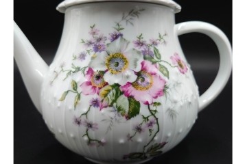 フランス　 LIMOGES(リモージュ) 　Georges Boyer(ジョルジュ・ボワイエ)　 Eglantine(エグラン)　花の図柄が優雅なポット・クリーマー・シュガーポットセット　 (R-085300)