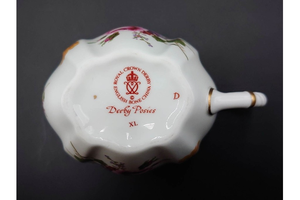 イギリス　ROYAL CROWN DERBY(ロイヤルクラウンダービー)　ポジー　花束文様が愛らしいティーポット・シュガーポット・クリーマーセット　(R-085301)