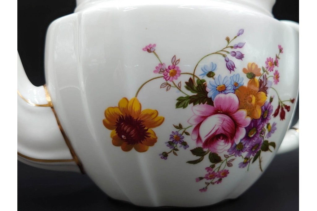 イギリス　ROYAL CROWN DERBY(ロイヤルクラウンダービー)　ポジー　花束文様が愛らしいティーポット・シュガーポット・クリーマーセット　(R-085301)