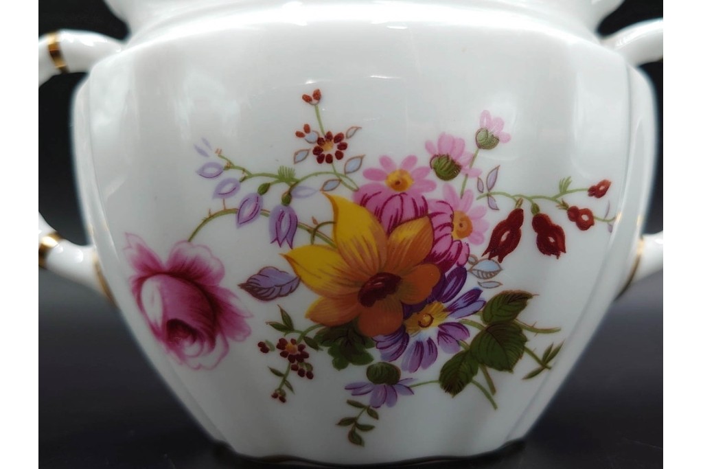 イギリス　ROYAL CROWN DERBY(ロイヤルクラウンダービー)　ポジー　花束文様が愛らしいティーポット・シュガーポット・クリーマーセット　(R-085301)