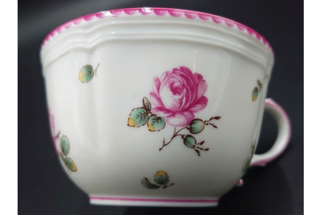 イタリア　Richard Ginori(リチャードジノリ)　アンティックローズ　可憐なバラが散りばめられたトリオ3客セット　(R-085306)