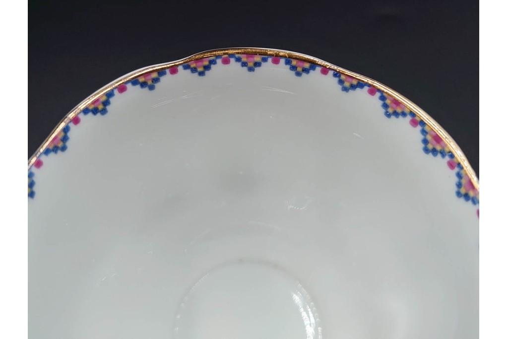 イギリス　ROYAL ALBERT(ロイヤルアルバート)　プチポワン　刺繍図案のような小花模様が可愛らしいカップ&ソーサー6客セット　(R-085310)