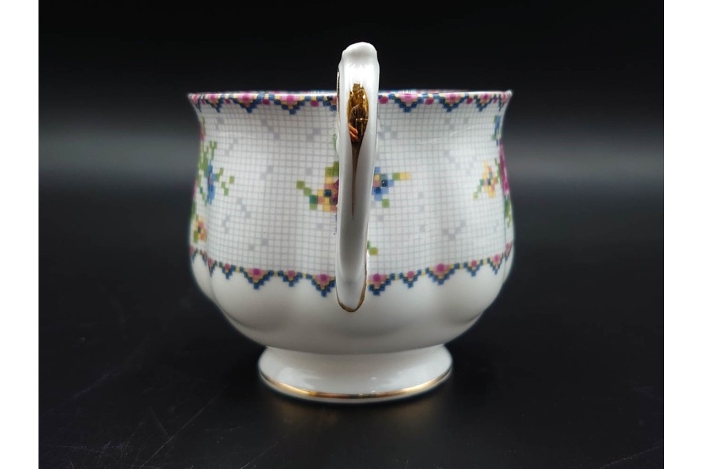 イギリス　ROYAL ALBERT(ロイヤルアルバート)　プチポワン　刺繍図案のような小花模様が可愛らしいカップ&ソーサー6客セット　(R-085310)