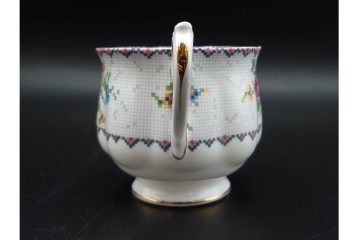 イギリス　ROYAL ALBERT(ロイヤルアルバート)　プチポワン　刺繍図案のような小花模様が可愛らしいカップ&ソーサー6客セット　(R-085310)