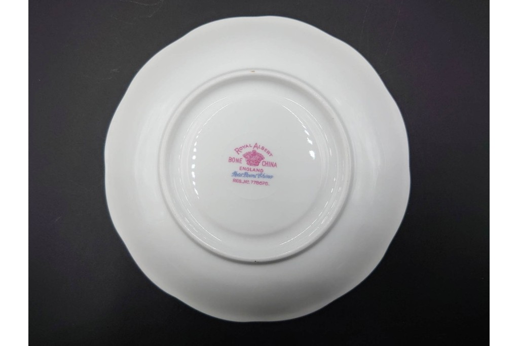 イギリス　ROYAL ALBERT(ロイヤルアルバート)　プチポワン　刺繍図案のような小花模様が可愛らしいカップ&ソーサー6客セット　(R-085310)