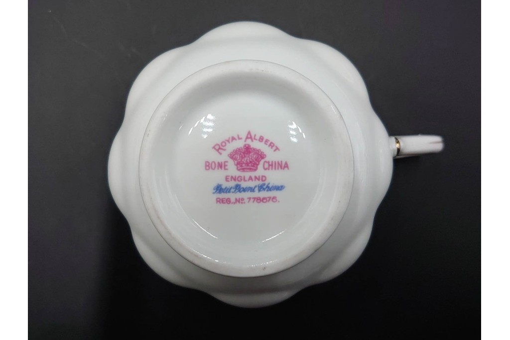 イギリス　ROYAL ALBERT(ロイヤルアルバート)　プチポワン　刺繍図案のような小花模様が可愛らしいカップ&ソーサー6客セット　(R-085310)