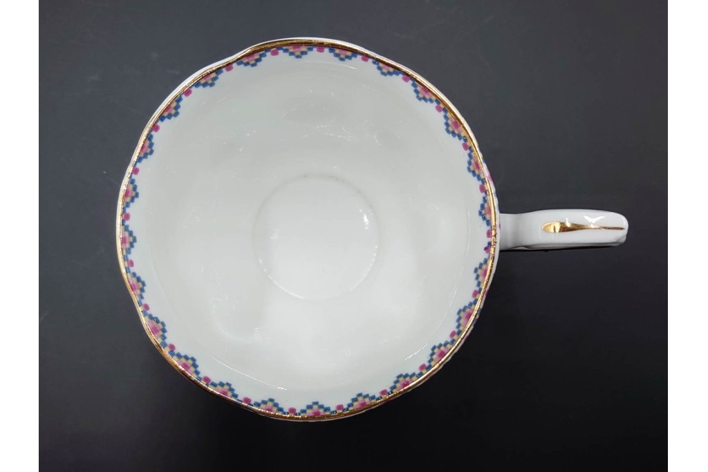 イギリス　ROYAL ALBERT(ロイヤルアルバート)　プチポワン　刺繍図案のような小花模様が可愛らしいカップ&ソーサー6客セット　(R-085310)