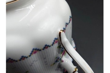 イギリス　ROYAL ALBERT(ロイヤルアルバート)　プチポワン　刺繍図案のような小花模様が可愛らしいカップ&ソーサー6客セット　(R-085310)