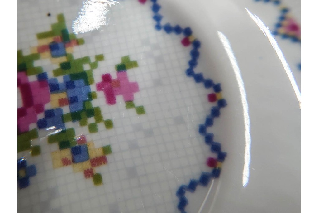 イギリス　ROYAL ALBERT(ロイヤルアルバート)　プチポワン　刺繍図案のような小花模様が可愛らしいカップ&ソーサー6客セット　(R-085310)