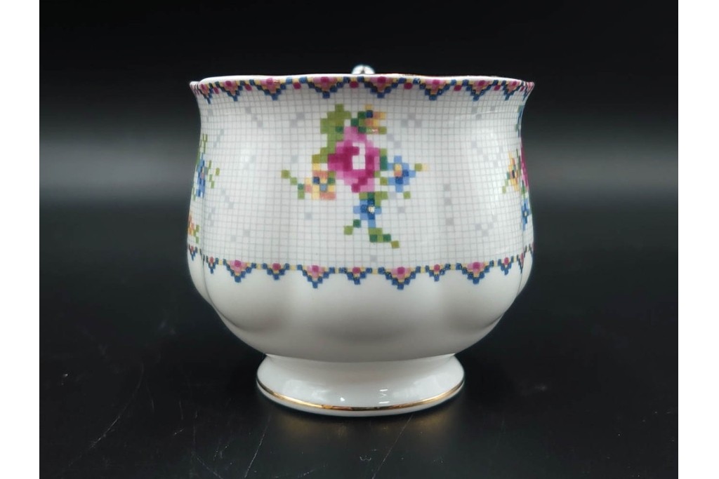 イギリス　ROYAL ALBERT(ロイヤルアルバート)　プチポワン　刺繍図案のような小花模様が可愛らしいカップ&ソーサー6客セット　(R-085310)