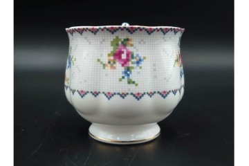イギリス　ROYAL ALBERT(ロイヤルアルバート)　プチポワン　刺繍図案のような小花模様が可愛らしいカップ&ソーサー6客セット　(R-085310)