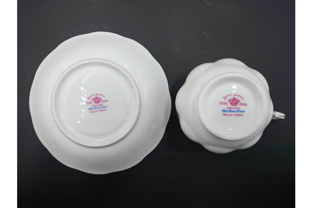 イギリス　ROYAL ALBERT(ロイヤルアルバート)　プチポワン　刺繍図案のような小花模様が可愛らしいカップ&ソーサー6客セット　(R-085310)