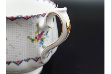 イギリス　ROYAL ALBERT(ロイヤルアルバート)　プチポワン　刺繍図案のような小花模様が可愛らしいカップ&ソーサー6客セット　(R-085310)
